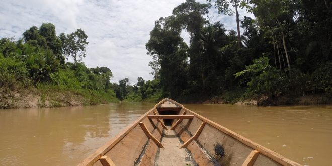 Peru canoe in water.